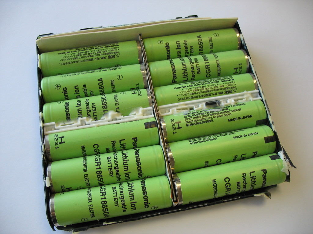 An opened laptop battery: cylindrical 18650 cells stacked in two rows