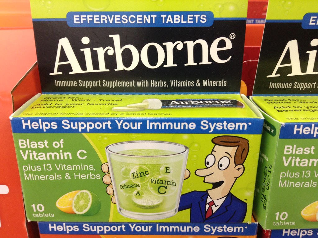 Коробки шипучих таблеток на полиці: «Immune Support Supplement with Herbs, Vitamins and Minerals» і рядок «Helps Support Your Immune System» із зірочкою.